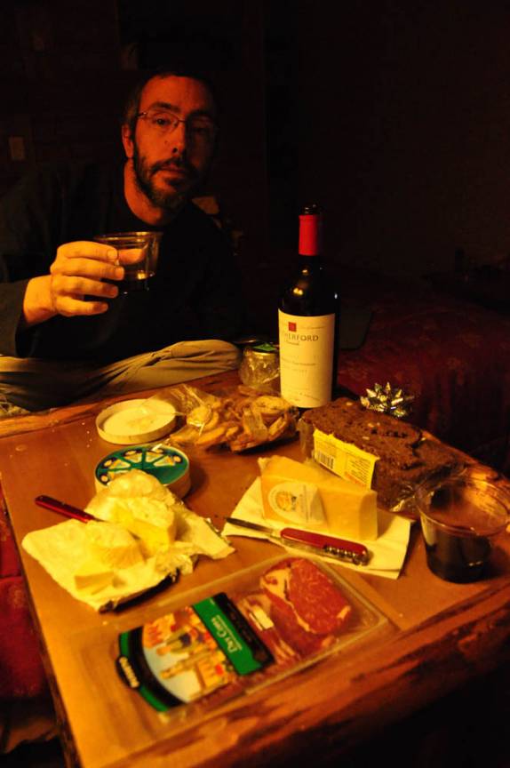 Nosso delicioso jantar que queijos e vinhos celebrando a véspera de Natal, no Zion National Park, em Utah, nos Estados Unidos